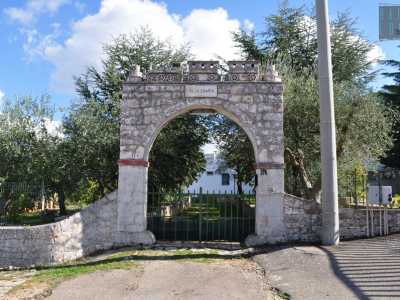 ...ci porta davanti a villa Santa Maria, il cui ingresso ad arco presenta un piccolo trenino che pare un esplicito invito a viaggiare con la fantasia